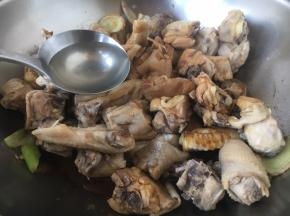 放入80g高粱酒。