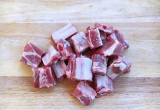 将排骨剁成小段。