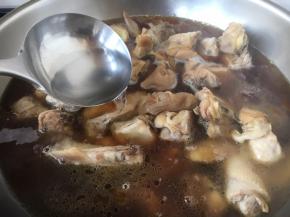 注入与食材齐平的开水。