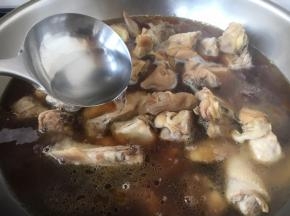 注入与食材齐平的开水。