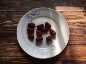 红枣清洗干净备用。