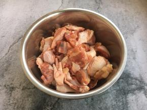 将三黄鸡剁成小块。