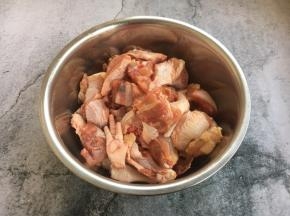 将三黄鸡剁成小块。