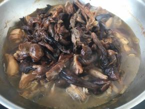 放入榛蘑菇，小火炖10分钟。