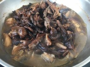 放入榛蘑菇，小火炖10分钟。