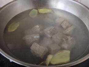 小排骨提前浸泡半个小时，清洗干净，然后用凉水汆烫2分钟左右，捞出来，用温水清洗一下，将汆烫过的小排骨和姜片放在干净的锅里，注入大量的开水，大火煮开，小火炖30分钟。