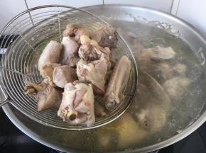 锅里注入适量的冷水，放入30ml的黄酒，5片姜和鸡块，大火煮开，汆烫2分钟左右，撇去浮末，捞出备用。
