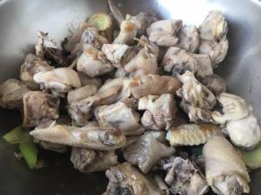 放入鸡块略炒约2分钟左右。