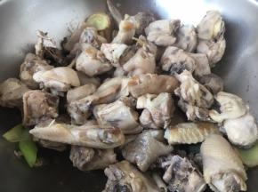 放入鸡块略炒约2分钟左右。