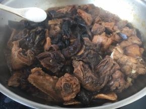 放入适量的盐，大火收汁。汁水所留的量可以按照个人口味所留。喜欢用汤汁和米饭的话就多留些汤汁。喜欢芡汁浓厚，紧紧包裹着鸡肉的话，就将汤汁收干。