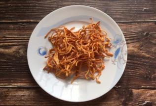 虫草花并非花，实质上是虫草子实体，而不是冬虫夏草子实体，属于一种真菌类。在使用前最好不要清洗虫草花，因为清洗时会使附在虫草花子实体上具有食疗效果的真菌孢子粉流失，影响功效。但如果买散装虫草，经过很多人的接触，看上去不太干净，可先在使用前清洗下，但不要泡太久。