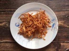 虫草花并非花，实质上是虫草子实体，而不是冬虫夏草子实体，属于一种真菌类。在使用前最好不要清洗虫草花，因为清洗时会使附在虫草花子实体上具有食疗效果的真菌孢子粉流失，影响功效。但如果买散装虫草，经过很多人的接触，看上去不太干净，可先在使用前清洗下，但不要泡太久。