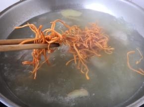 然后放入虫草花。