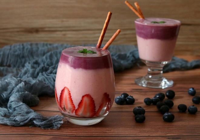 草莓蓝莓双层思慕雪