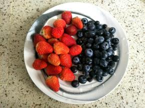 草莓蓝莓清洗干净，放入冰箱冷冻一个小时