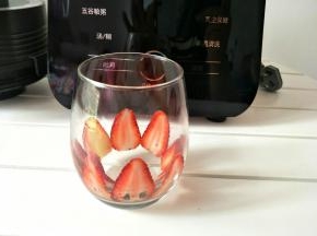 取一颗新鲜草莓切薄片，贴在杯壁上