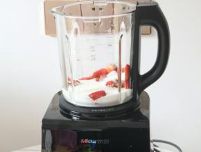 把草莓、酸奶、炼乳放入破壁机，炼乳也可以不放