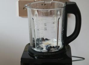 蓝莓和酸奶、炼乳放入破壁机