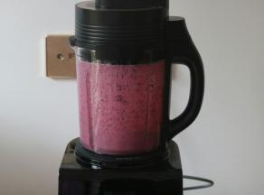 打成奶昔倒入杯子中，再装饰下即可