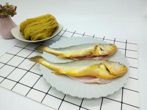 黄鱼可以让店家处理好，回家只要刮去多余的鱼鳞，清水冲洗干净，还有鱼肚子的那层黑膜也要去除干净，因为黑膜有腥味