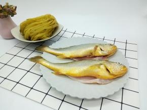 黄鱼可以让店家处理好，回家只要刮去多余的鱼鳞，清水冲洗干净，还有鱼肚子的那层黑膜也要去除干净，因为黑膜有腥味
