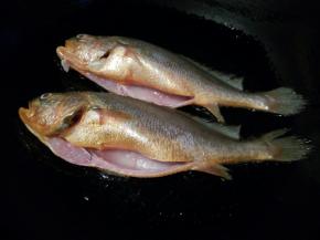 处理好的鱼，用厨房纸巾吸一下黄鱼身上多余的水分，煎的时候不会粘鱼皮，油也不会崩，锅里放适量的油，油温四成热，下黄鱼煎，