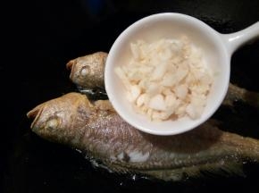 加点生姜、蒜去腥，