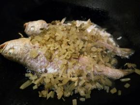 这时需要把切碎的雪菜加入到锅里，早点加入是为了让雪菜跟黄鱼彼此的味道很好地融合在一起