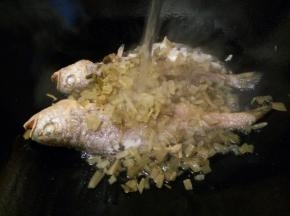 倒入开水，记得一定要是开水，这样煮出的鱼汤又白又鲜，开水根据自己的需求来，爱喝汤的可以多放一点，汤汁拌饭味道最鲜