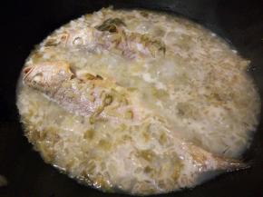 先大火烧开，再中小火慢慢炖，看看这鱼汤，才煮了10分钟，就变白了，站在旁边都闻得到浓浓的鱼香味，还有雪菜的酸香味