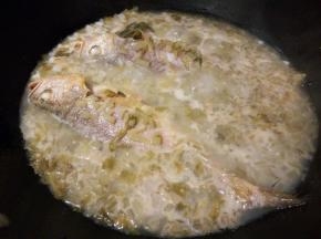 先大火烧开，再中小火慢慢炖，看看这鱼汤，才煮了10分钟，就变白了，站在旁边都闻得到浓浓的鱼香味，还有雪菜的酸香味