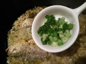 待汤汁差不多，放少许鸡粉跟葱花，我喜欢放一点葱花，不喜欢的也可以不放，这道菜没有放盐，因为雪菜已经有咸味了，口味重的朋友，可以加一点点