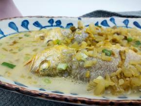 这道菜不仅营养丰富，而且鲜味十足。经过炖制的黄鱼肉质鲜嫩，充分吸收了雪菜的味道后，咸酸适口，是非常不错的一道下饭菜，还好晚上米饭多煮了一点，