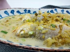 这道菜不仅营养丰富，而且鲜味十足。经过炖制的黄鱼肉质鲜嫩，充分吸收了雪菜的味道后，咸酸适口，是非常不错的一道下饭菜，还好晚上米饭多煮了一点，