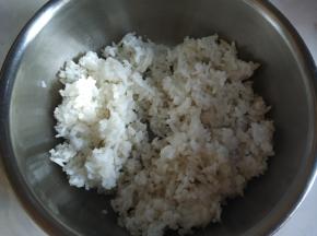 剩米饭到入盆里。