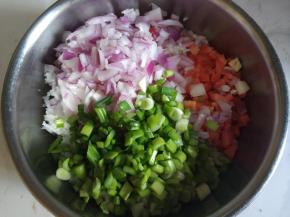 洋葱，胡萝卜，小葱切碎放入剩米饭中。