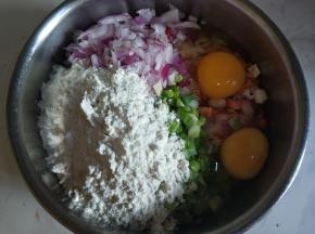 打入鸡蛋，添加适量面粉。