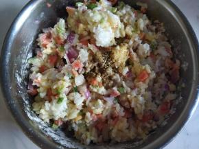 加入盐，五香粉调味。