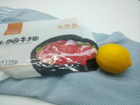 先来选择牛排，今天买的是上脑牛排，指的是肉牛后颈部位的肉，位于颈部上侧牛头位置到前脊椎（眼肉）上部的肉，这个部位的肉的特点是肥瘦交错比例比较均匀，柠檬是孩子放在那里的，说拍照好看，其实做牛排没有用到它