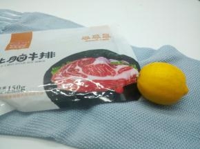 先来选择牛排，今天买的是上脑牛排，指的是肉牛后颈部位的肉，位于颈部上侧牛头位置到前脊椎（眼肉）上部的肉，这个部位的肉的特点是肥瘦交错比例比较均匀，柠檬是孩子放在那里的，说拍照好看，其实做牛排没有用到它