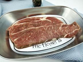 牛排如果是冷冻拿出来的，可以放冰箱冷藏化冻，用的时候，记得用厨房纸巾吸一下表面的血水，再加细盐少许，最好用手指捏一点细盐撒，这样均匀