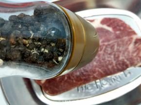 黑胡椒粉也加一点，不用多，正反两面都要抹到位，腌制10分钟就可以