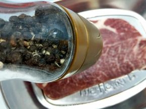 黑胡椒粉也加一点，不用多，正反两面都要抹到位，腌制10分钟就可以