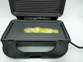 加少许的黄油，让黄油先融化开，家里没有的话，就加猪油或者色拉油，只是没有黄油煎的香