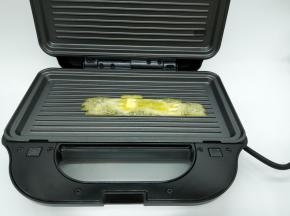 加少许的黄油，让黄油先融化开，家里没有的话，就加猪油或者色拉油，只是没有黄油煎的香