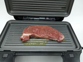 再放牛排慢慢煎，先不要去反动它，等一面煎好，再换另外一面煎，煎牛排很重要的一点就是不要太急着翻面，差不多每一分钟翻一次面