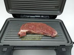 再放牛排慢慢煎，先不要去反动它，等一面煎好，再换另外一面煎，煎牛排很重要的一点就是不要太急着翻面，差不多每一分钟翻一次面