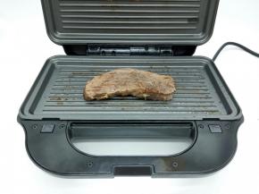 我们家喜欢吃全熟的，所以多煎了一会，等煎6分钟后，就可以成盘，煎好的牛排，孩子都等不及拍照，说光闻着就好香