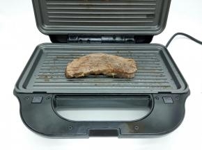 我们家喜欢吃全熟的，所以多煎了一会，等煎6分钟后，就可以成盘，煎好的牛排，孩子都等不及拍照，说光闻着就好香