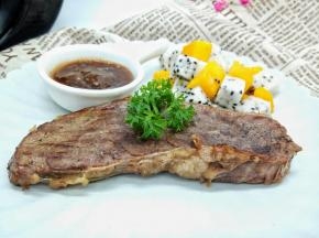 放了一点火龙果跟芒果，搭配这次，也可以沾酱吃。